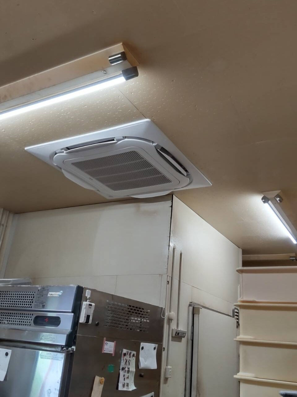 業務用エアコン脱着